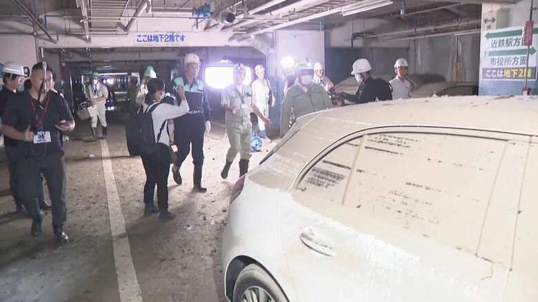 車274台が被害に…大雨で水没した地下駐車場で四日市市長が被害状況を確認 車の搬出等に向け改めて支援の考え示す｜FNNプライムオンライン