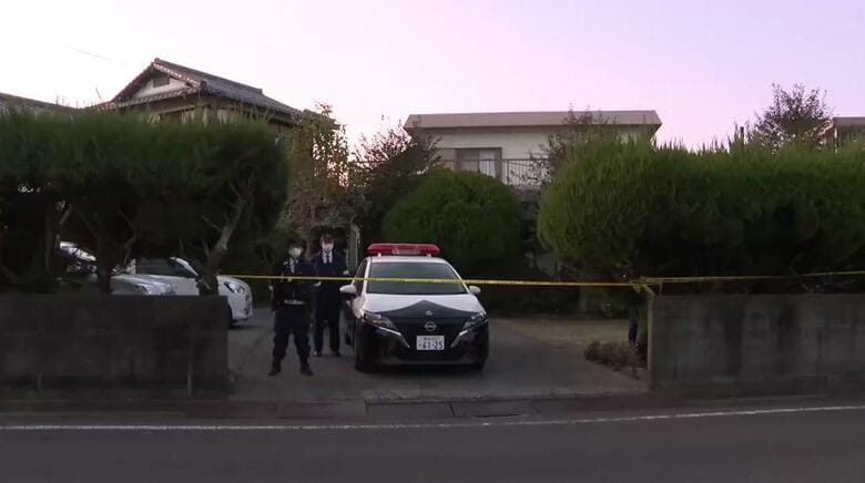 住宅で3人死亡しているのを介護施設の職員が発見　3人の首に絞められた痕　遺書のようなものも発見　警察は無理心中の可能性も含め殺人事件として捜査｜FNNプライムオンライン