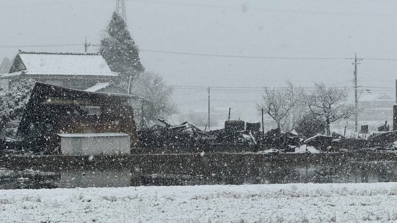 富山県小矢部市で未明に住宅火災、94歳男性と連絡取れず　住宅と納屋が全焼｜FNNプライムオンライン
