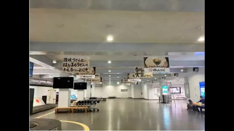 「実は香川生まれ空海、少林寺拳法…」うどん県の玄関・高松空港にうどん店のユニークな広告【香川】｜FNNプライムオンライン
