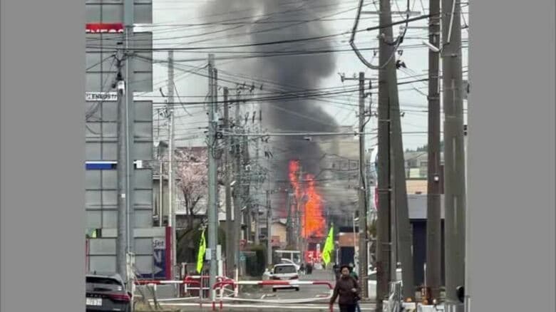 住宅地で激しい炎と黒煙立ち上る　秋田市外旭川で朝火事、住宅など7棟焼く　けが人なし｜FNNプライムオンライン