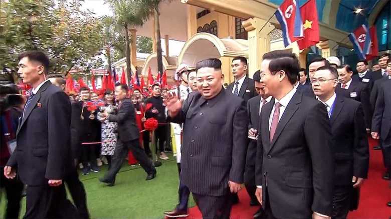 ベトナム・ドンダン駅に到着した金正恩委員長(26日)