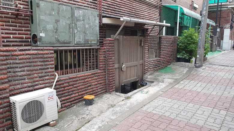 半地下部屋の入り口 地面よりも低く、雨水が流れ込む