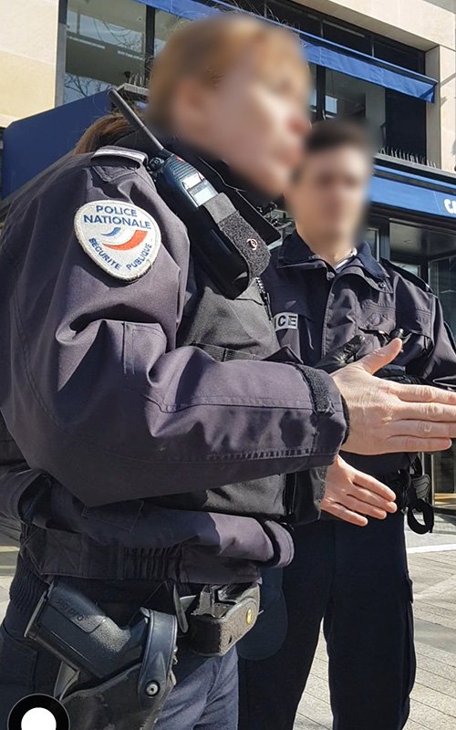 取材を中止するよう呼びかけてきた警察官ら 2020年3月