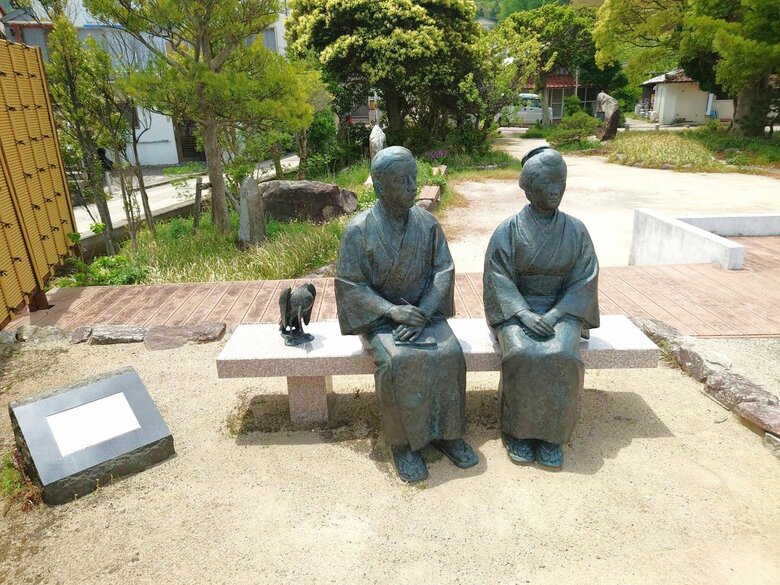 島根県の離島・隠岐諸島の海士町（あまちょう）にある八雲とセツの像。セツの像はここにしかない