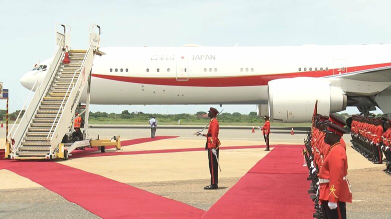 日本時間1日午後9時半頃ガーナの空港に到着した政府専用機