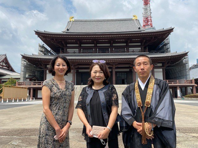 みなと子ども食堂理事長の福崎聖子さん（真ん中）、応援する中川有紀子さん（左）と増上寺の赤羽海衆さん（右）