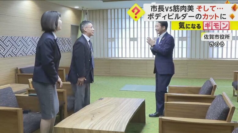 北原誠さん（54）を佐賀市の坂井英隆市長が出迎える
