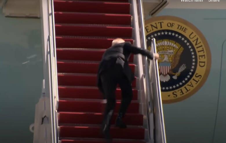 エアフォースワンに搭乗する際、タラップでつまずくバイデン氏