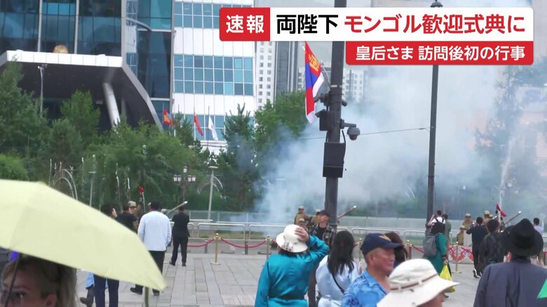 チンギスハン像の前で行われる歓迎式典に出席する天皇皇后両陛下　モンゴル・スフバートル広場