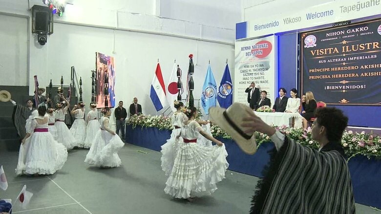 「ニホンガッコウ」の生徒がボトルダンスで歓迎