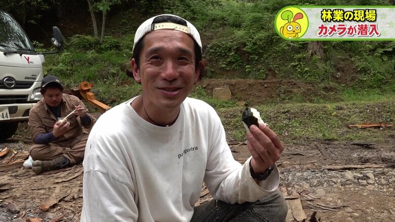 妻が作ったおにぎりを食べる渡辺さん