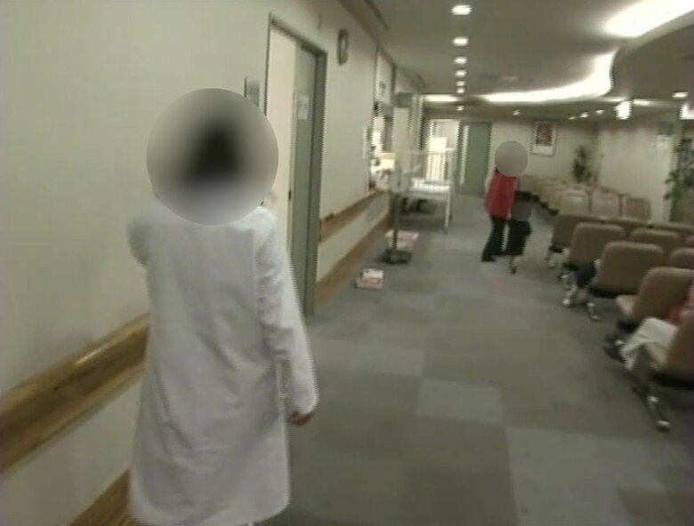 診察に向かう佐藤さん