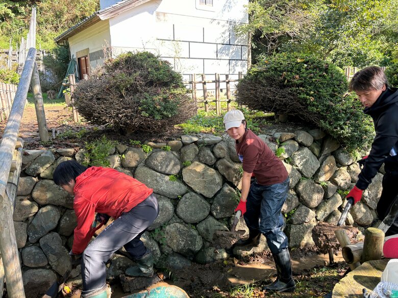 渡部さん（中央）ら新公益連盟のメンバーは泥の書き出し作業を行った