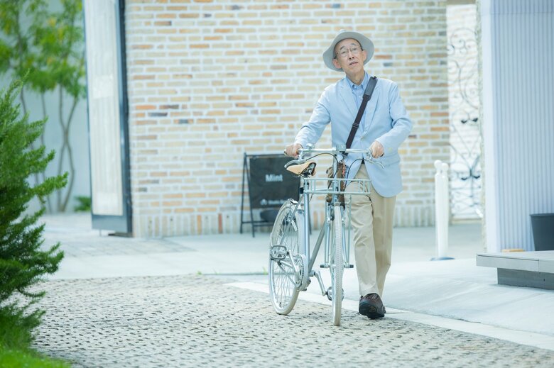 移動手段は自転車でも車でも何でも良い（画像：イメージ）