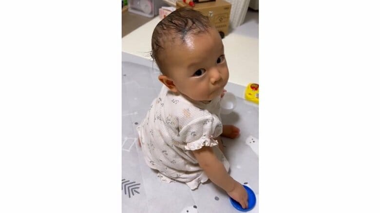 チラリとみーのすけさんを見るなのちゃん