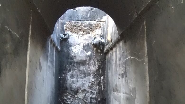 ところどころにダクト状の縦穴も