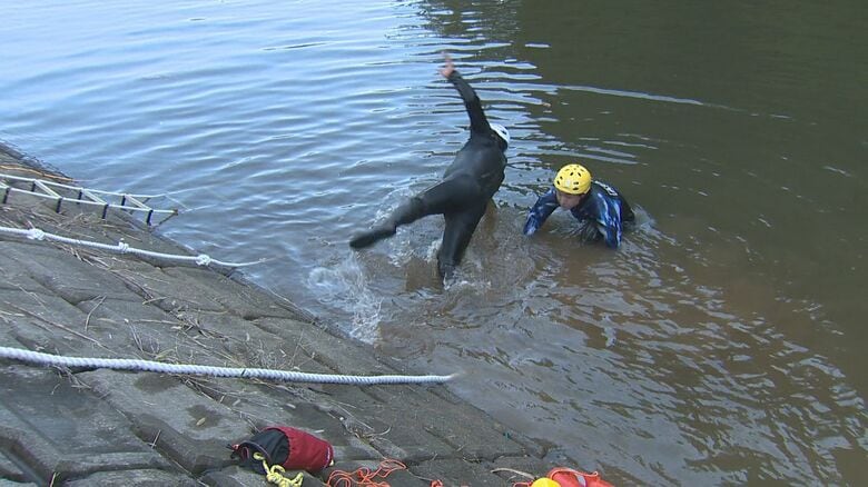 助ける際、岸から落ちてしまうおそれも