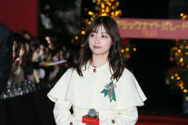 クリスマスの装いで登場した橋本環奈さん