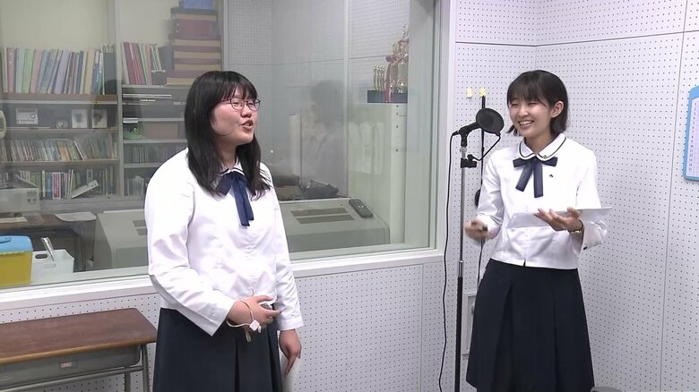 楽しそうに発声練習する2人