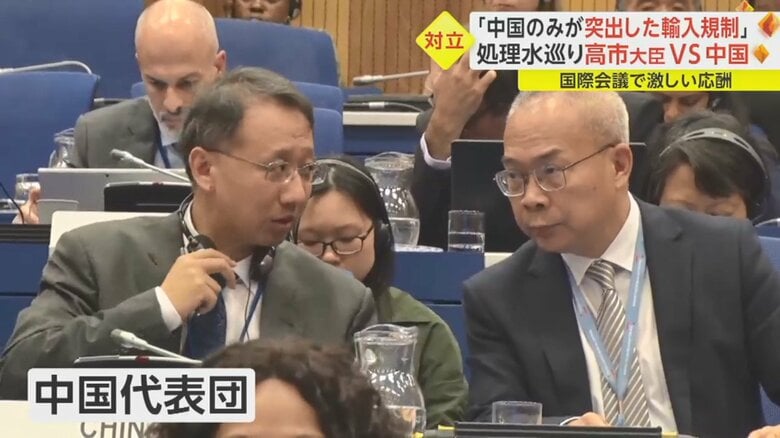 高市大臣の演説中、何やら言葉を交わす中国の代表団