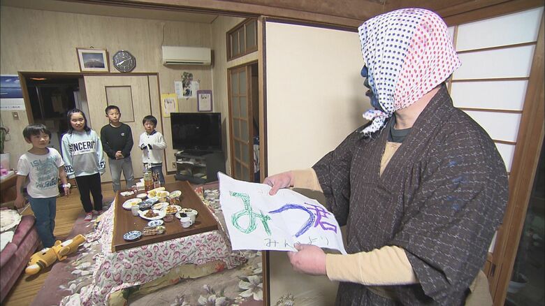 自分の名前が書かれた紙を渡されたモットモ爺・島内幸崇（ゆきみつ）さん