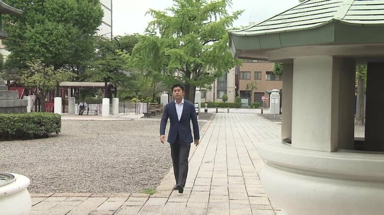 東京都慰霊堂を取材する榎並キャスター
