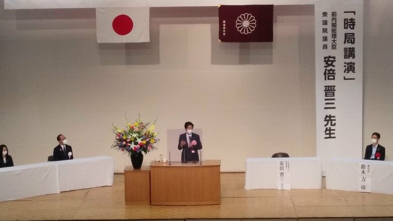 新潟県三条市で講演する安倍前首相（10日午後）