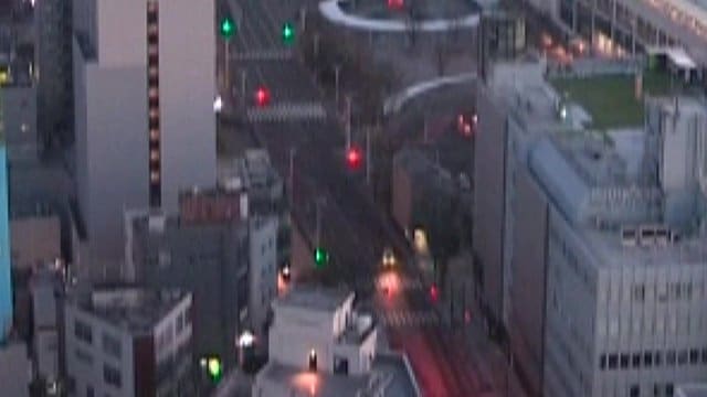 信号を無視し横断歩道に進入する容疑者の車