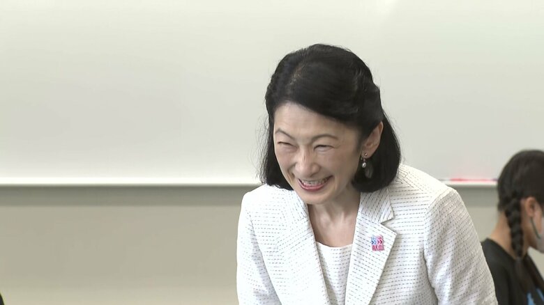 宮城県赤十字血液センターで子どもたちを見守られる紀子さま
