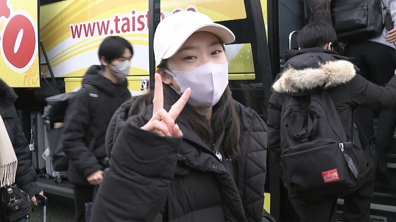 現地の空港に到着した岡田