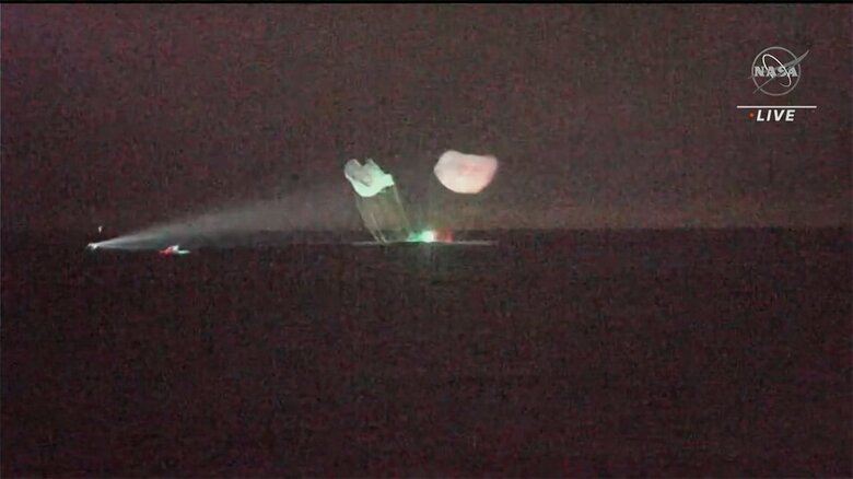 日本時間午前11時過ぎに着水した宇宙船「クルードラゴン」（NASA）