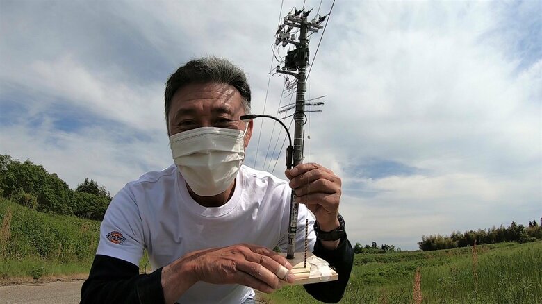 電柱を軽々持ち上げにっこり