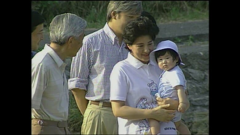 両陛下や秋篠宮ご一家と三井浜を散策される皇太子ご一家