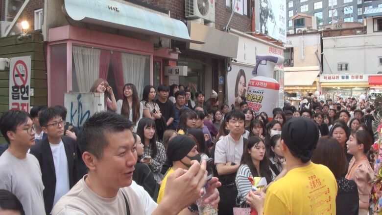 オープン初日、鳥貴族の前に多くの人が詰めかけた　9月28日 ソウル・弘大