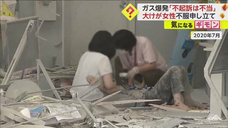 爆発現場で被害に巻き込まれた人の救助の様子