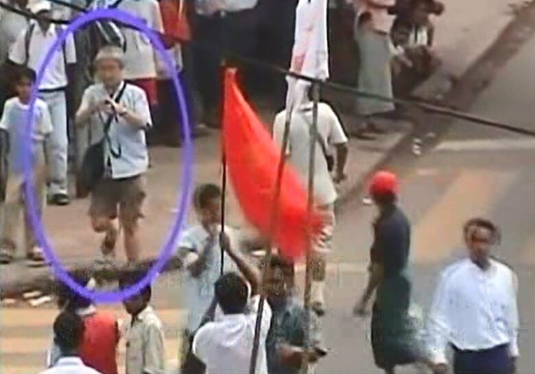 事件前にデモを取材する長井健司さん