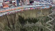 断崖絶壁でなぜ…“世界で最も危険な住宅”巡り立ち退き求める市当局と対立　先住民族の「神聖な場所」で住民拒否　ボリビア