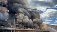 【動画はこちら】崩落の瞬間　11階建てビルで火災　老舗シューズブランドの倉庫　7万足の靴を保管　チェコ