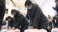 「絶対助けるぞという気持ち」大型商業施設サッポロファクトリーで従業員約200人が参加する体験型の消防訓練_心肺蘇生を体験“AED”の使い方などを学ぶ〈北海道札幌市〉