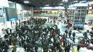 【孤立状態】新千歳空港“7000人足止め”一夜を明かす…JRも空港バスもストップして身動き取れず～26日朝も状況変わらず空港内は大混雑→JRは除雪作業で少なくとも26日午後1時ごろまで運休〈北海道〉