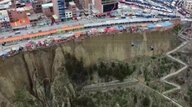 断崖絶壁でなぜ…“世界で最も危険な住宅”巡り立ち退き求める市当局と対立　先住民族の「神聖な場所」で住民拒否　ボリビア