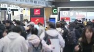 1日で5万人以上！「奇跡の9連休」目前に出国ラッシュ　日本航空はきょう1便のぞき通常運航　国内線下りピークはJALが28日、ANAは大晦日