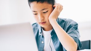 初めての子どものオンライン授業 保護者と教育者に求められるものは何か
