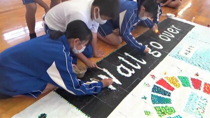 プラスチックごみで巨大アート制作 “中学生のSDGs” 「美しい地域社会を残したい」メッセージ込めて【岡山発】