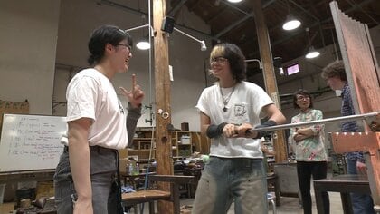 “言葉交わさなくても互いを理解”　秋田とアメリカの美大生がガラスアートを共同制作　感性高め合い歴史ある空間生かした作品発表【秋田発】