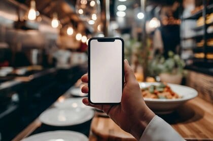 【 飲食店内における充電ニーズが増加 】携帯の充電を依頼された経験のある店舗(約4割)のうち21.6%が「クレーム」に発展