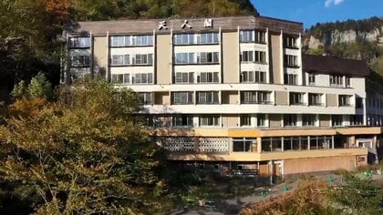 「おばけ出るんじゃ…」紅葉の名スポットに荒れ放題の“廃墟ホテル” 撤去費用「10億円以上」に自治体も困惑