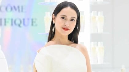 透き通ってしまいそう…ママ・戸田恵梨香“肩出し純白ドレス”で美肌魅せ「子どもと笑い合ってる時間がすっごく幸せ」