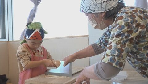  「過去一番うまくできた」　年越しそば打ちの体験会　家族連れなどが地元の名人に教わり1時間余りで4人分を打つ　